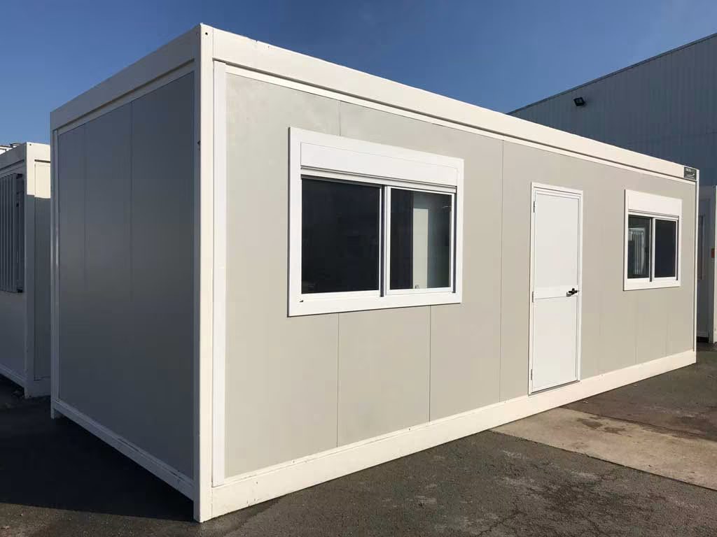 Bâtiment modulaire bureau préfabriqué avec grandes baies vitrées et volets roulants