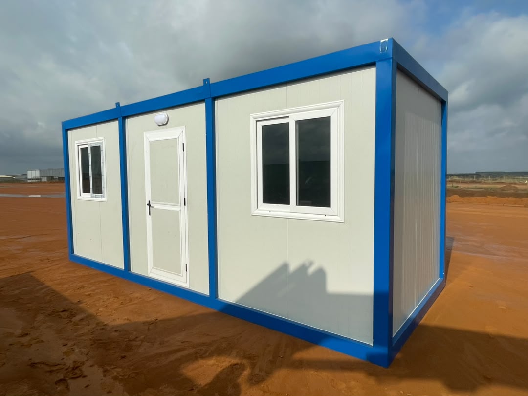 Bureau préfabriqué avec porte et fenêtres PVC livré par MSI CI en Côte d'Ivoire