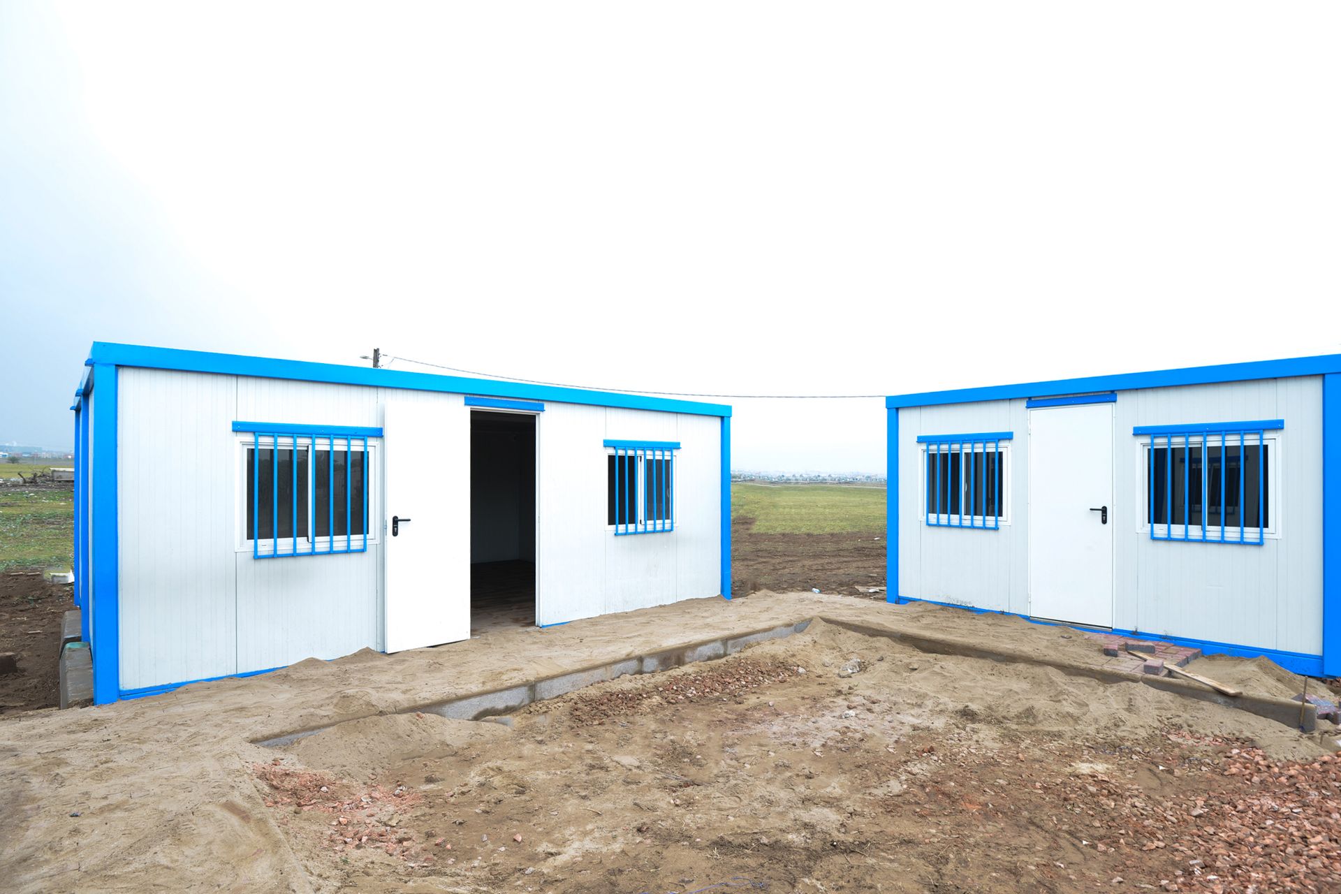 Deux bureaux préfabriqués modulaires avec fenêtres sécurisées installés sur chantier en Côte d'Ivoire