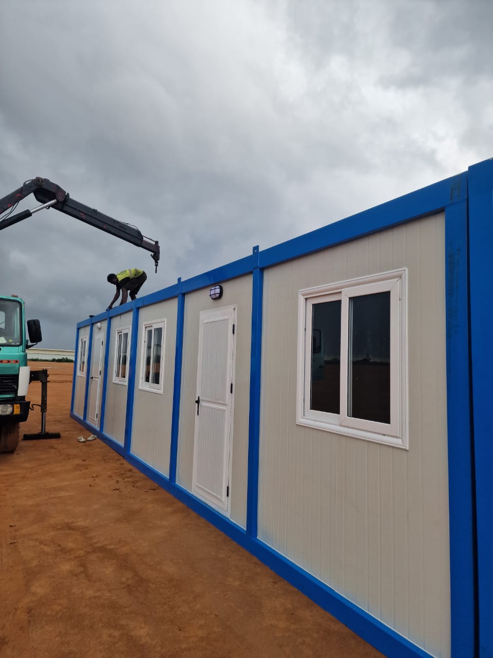 Livraison et pose de bureaux préfabriqués par camion grue en Côte d'Ivoire